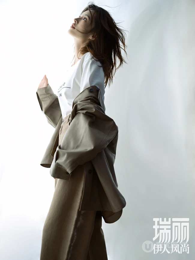 微卷长发女生明星李沁妩媚慵懒温柔初秋写真杂志图片