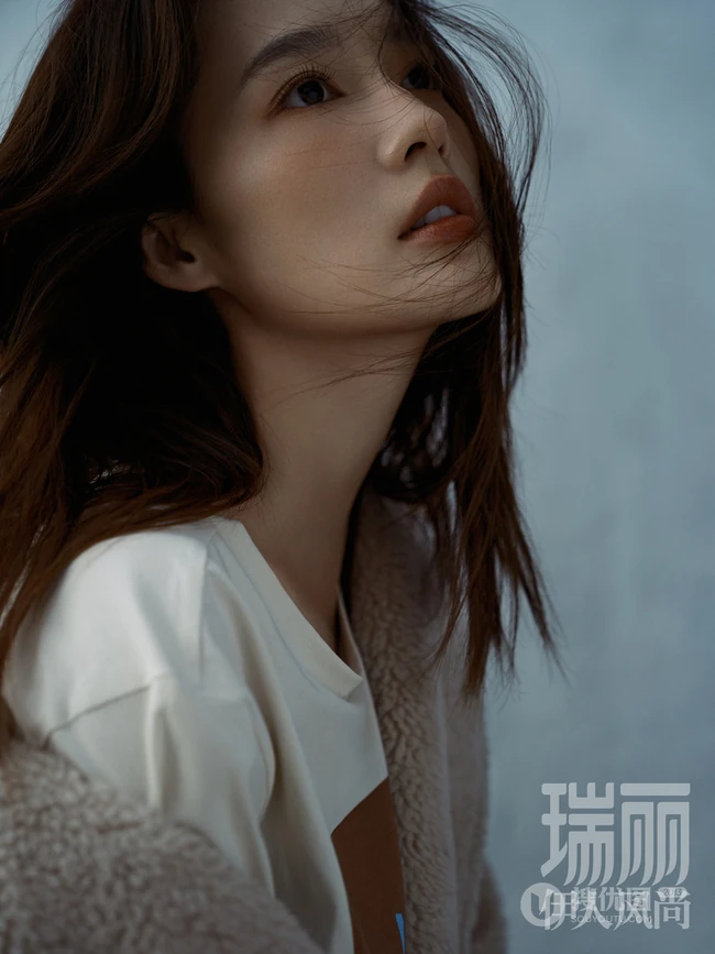 微卷长发女生明星李沁妩媚慵懒温柔初秋写真杂志图片