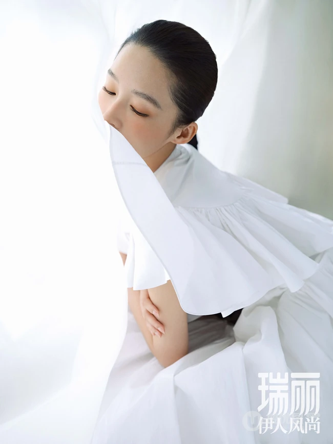 微卷长发女生明星李沁妩媚慵懒温柔初秋写真杂志图片