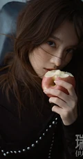 微卷长发女生明星李沁妩媚慵懒温柔初秋写真杂志图片