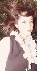 欧阳娜娜清新复古连衣裙穿搭废弃工厂慵懒随性写真美照
