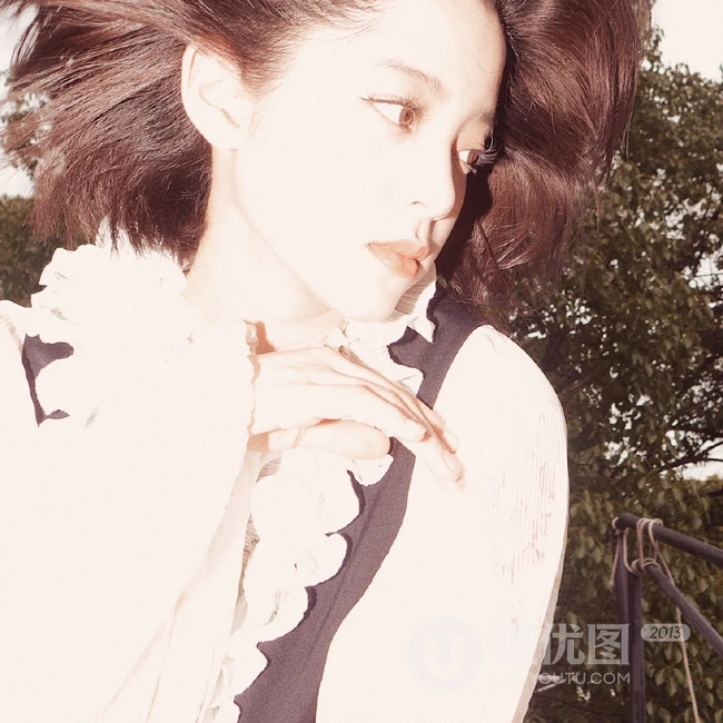 欧阳娜娜清新复古连衣裙穿搭废弃工厂慵懒随性写真美照