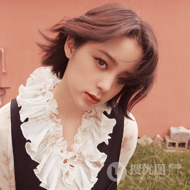 欧阳娜娜清新复古连衣裙穿搭废弃工厂慵懒随性写真美照