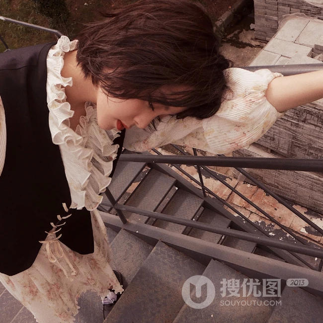 欧阳娜娜清新复古连衣裙穿搭废弃工厂慵懒随性写真美照