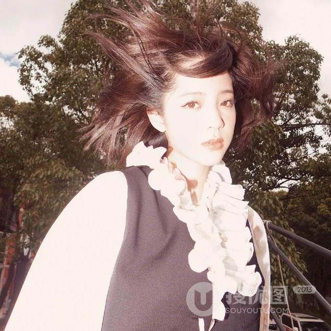 欧阳娜娜清新复古连衣裙穿搭废弃工厂慵懒随性写真美照