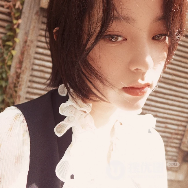 欧阳娜娜清新复古连衣裙穿搭废弃工厂慵懒随性写真美照