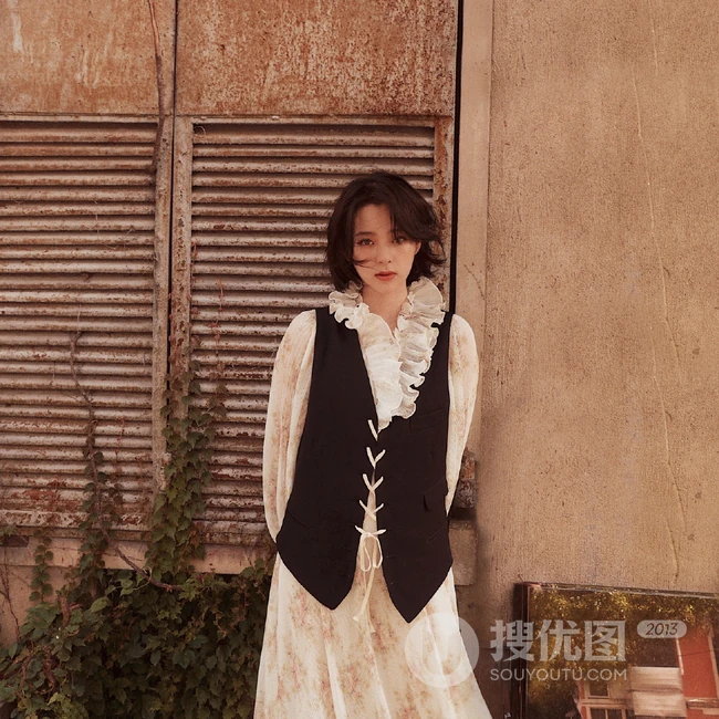 欧阳娜娜清新复古连衣裙穿搭废弃工厂慵懒随性写真美照