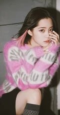 欧阳娜娜甜美可人粉色带字母毛衣黑裙穿着清新写真图集