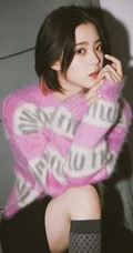 欧阳娜娜甜美可人粉色带字母毛衣黑裙穿着清新写真图集