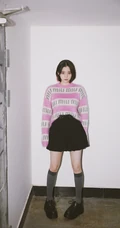 欧阳娜娜甜美可人粉色带字母毛衣黑裙穿着清新写真图集