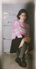 欧阳娜娜甜美可人粉色带字母毛衣黑裙穿着清新写真图集