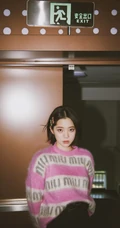 欧阳娜娜甜美可人粉色带字母毛衣黑裙穿着清新写真图集
