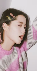 欧阳娜娜甜美可人粉色带字母毛衣黑裙穿着清新写真图集