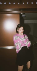 欧阳娜娜甜美可人粉色带字母毛衣黑裙穿着清新写真图集