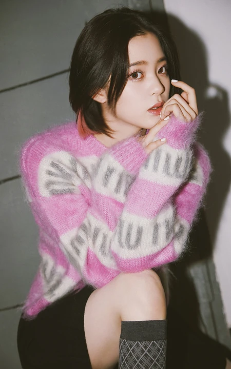 欧阳娜娜甜美可人粉色带字母毛衣黑裙穿着清新写真图集