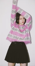 欧阳娜娜甜美可人粉色带字母毛衣黑裙穿着清新写真图集