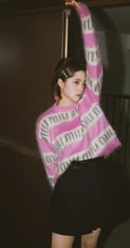 欧阳娜娜甜美可人粉色带字母毛衣黑裙穿着清新写真图集