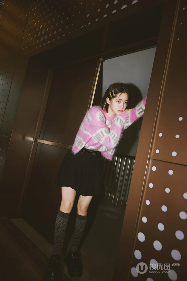 欧阳娜娜甜美可人粉色带字母毛衣黑裙穿着清新写真图集