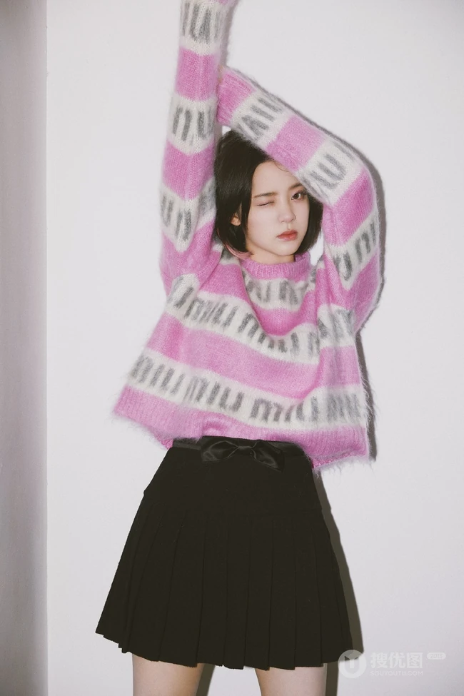 欧阳娜娜甜美可人粉色带字母毛衣黑裙穿着清新写真图集