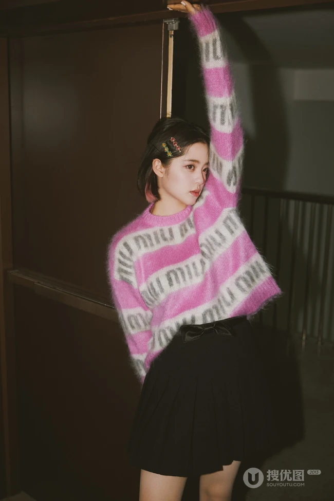 欧阳娜娜甜美可人粉色带字母毛衣黑裙穿着清新写真图集