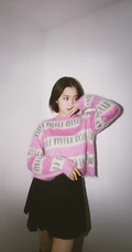 欧阳娜娜甜美可人粉色带字母毛衣黑裙穿着清新写真图集