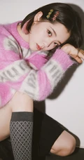 欧阳娜娜甜美可人粉色带字母毛衣黑裙穿着清新写真图集