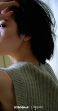 周雨彤，金靖着不同羊绒毛衫上衣共同演绎初秋时节的美好写真照