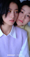 周雨彤，金靖着不同羊绒毛衫上衣共同演绎初秋时节的美好写真照