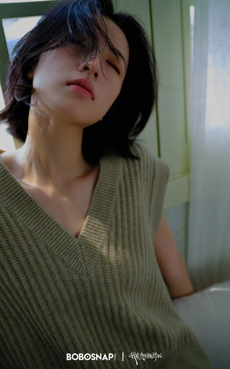 周雨彤，金靖着不同羊绒毛衫上衣共同演绎初秋时节的美好写真照
