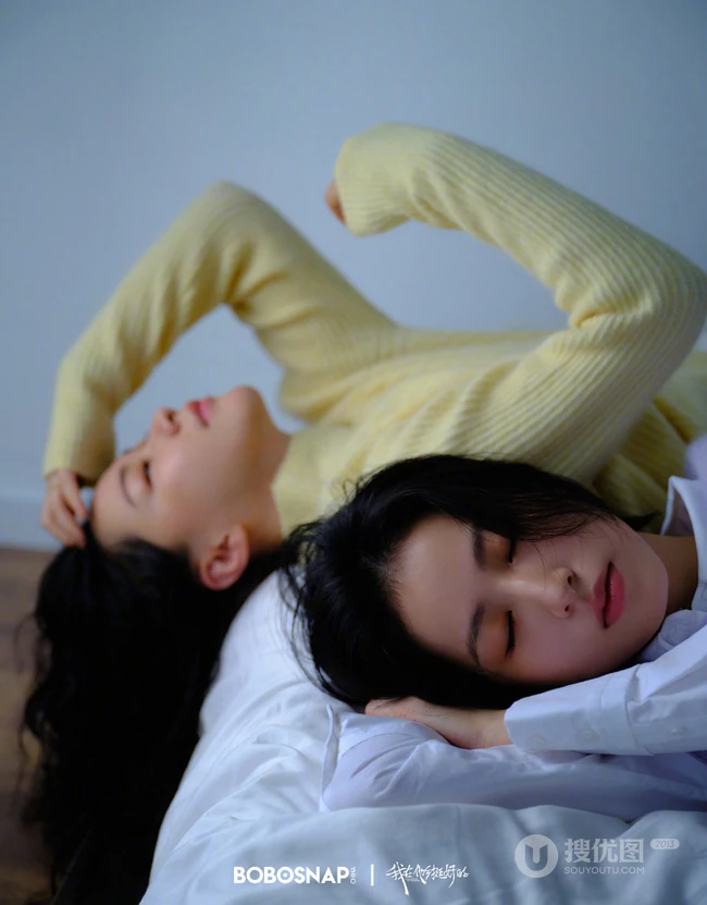 周雨彤，金靖着不同羊绒毛衫上衣共同演绎初秋时节的美好写真照