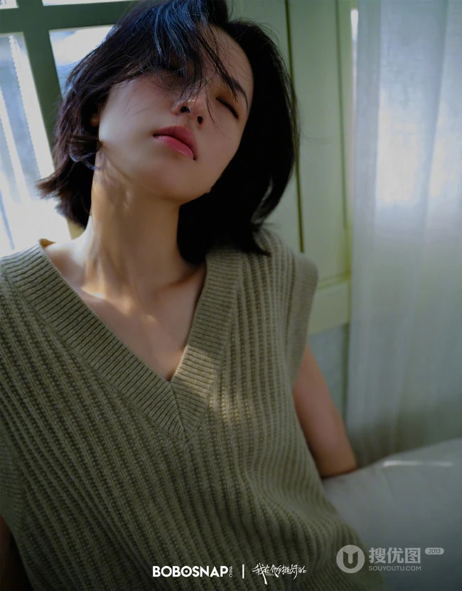 周雨彤，金靖着不同羊绒毛衫上衣共同演绎初秋时节的美好写真照