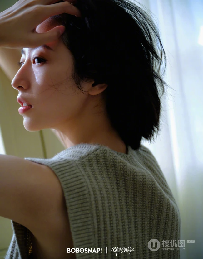 周雨彤，金靖着不同羊绒毛衫上衣共同演绎初秋时节的美好写真照