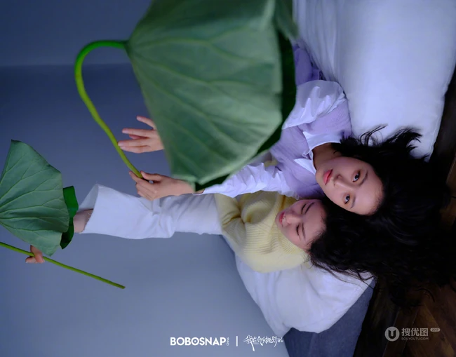 周雨彤，金靖着不同羊绒毛衫上衣共同演绎初秋时节的美好写真照