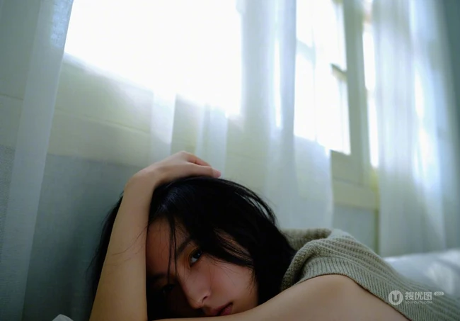 周雨彤，金靖着不同羊绒毛衫上衣共同演绎初秋时节的美好写真照