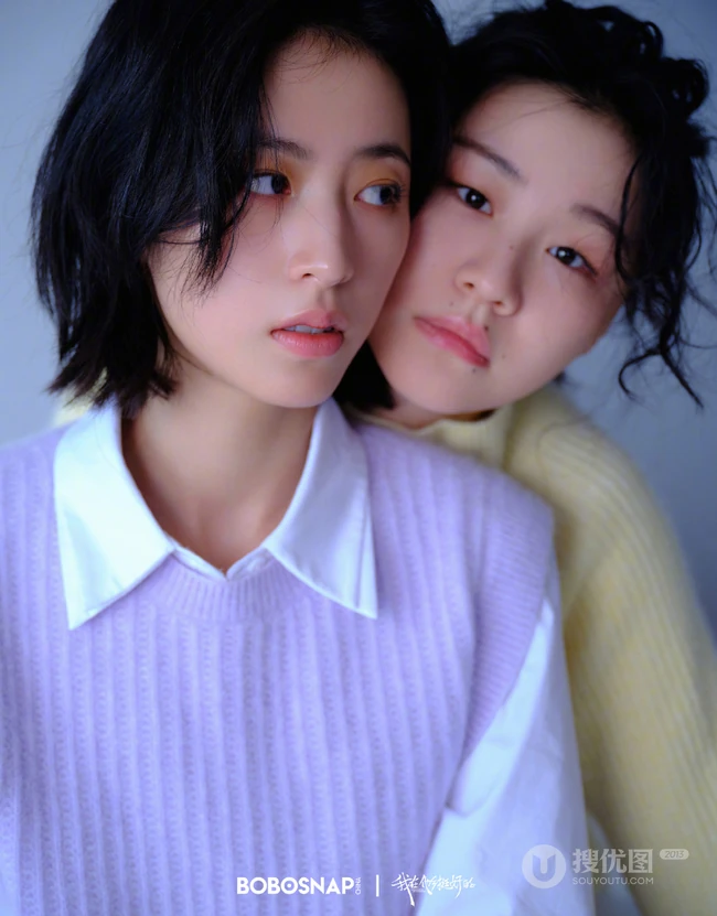 周雨彤，金靖着不同羊绒毛衫上衣共同演绎初秋时节的美好写真照