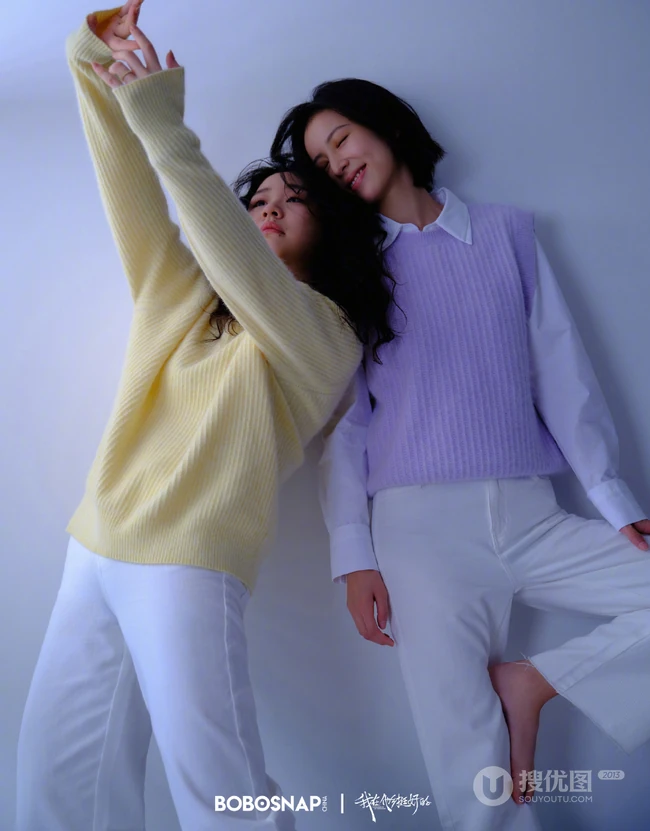 周雨彤，金靖着不同羊绒毛衫上衣共同演绎初秋时节的美好写真照