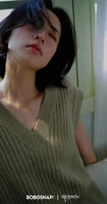 周雨彤，金靖着不同羊绒毛衫上衣共同演绎初秋时节的美好写真照
