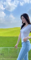 身段曼妙气质新人女生逗逗身着紧身白色T恤牛仔裤青青草原旅拍写真图集
