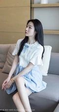 身段曼妙气质新人女生逗逗身着紧身白色T恤牛仔裤青青草原旅拍写真图集