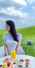 身段曼妙气质新人女生逗逗身着紧身白色T恤牛仔裤青青草原旅拍写真图集