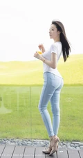 身段曼妙气质新人女生逗逗身着紧身白色T恤牛仔裤青青草原旅拍写真图集