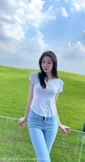 身段曼妙气质新人女生逗逗身着紧身白色T恤牛仔裤青青草原旅拍写真图集