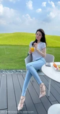 身段曼妙气质新人女生逗逗身着紧身白色T恤牛仔裤青青草原旅拍写真图集