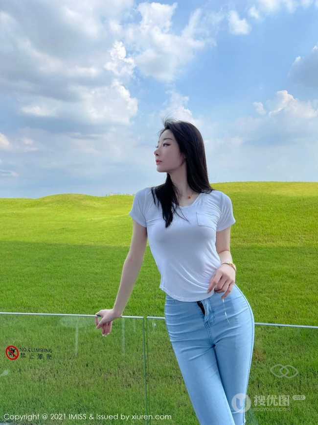 身段曼妙气质新人女生逗逗身着紧身白色T恤牛仔裤青青草原旅拍写真图集
