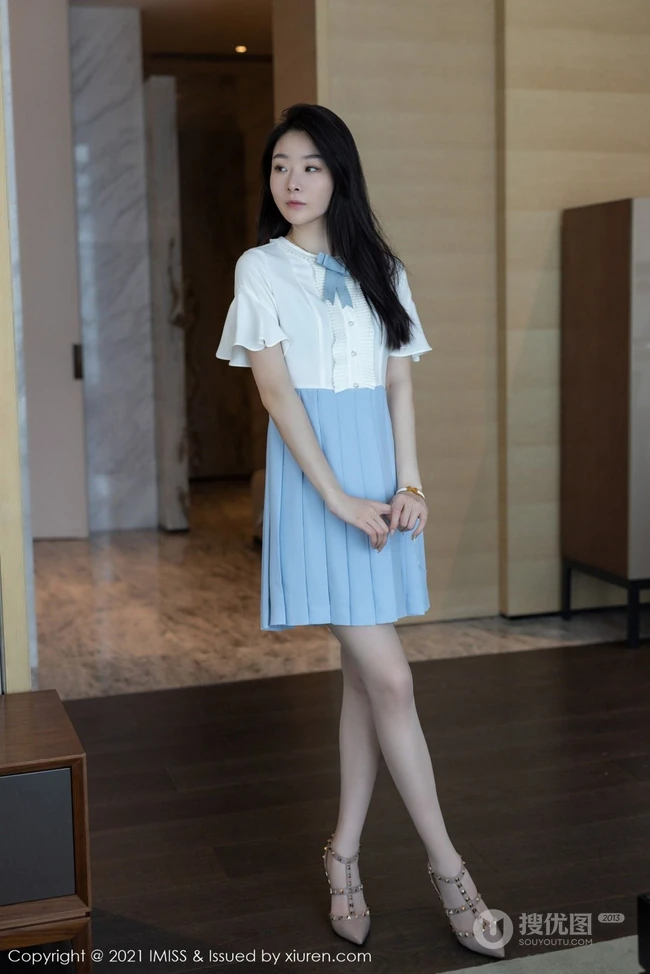 身段曼妙气质新人女生逗逗身着紧身白色T恤牛仔裤青青草原旅拍写真图集