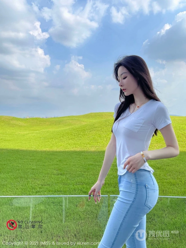 身段曼妙气质新人女生逗逗身着紧身白色T恤牛仔裤青青草原旅拍写真图集