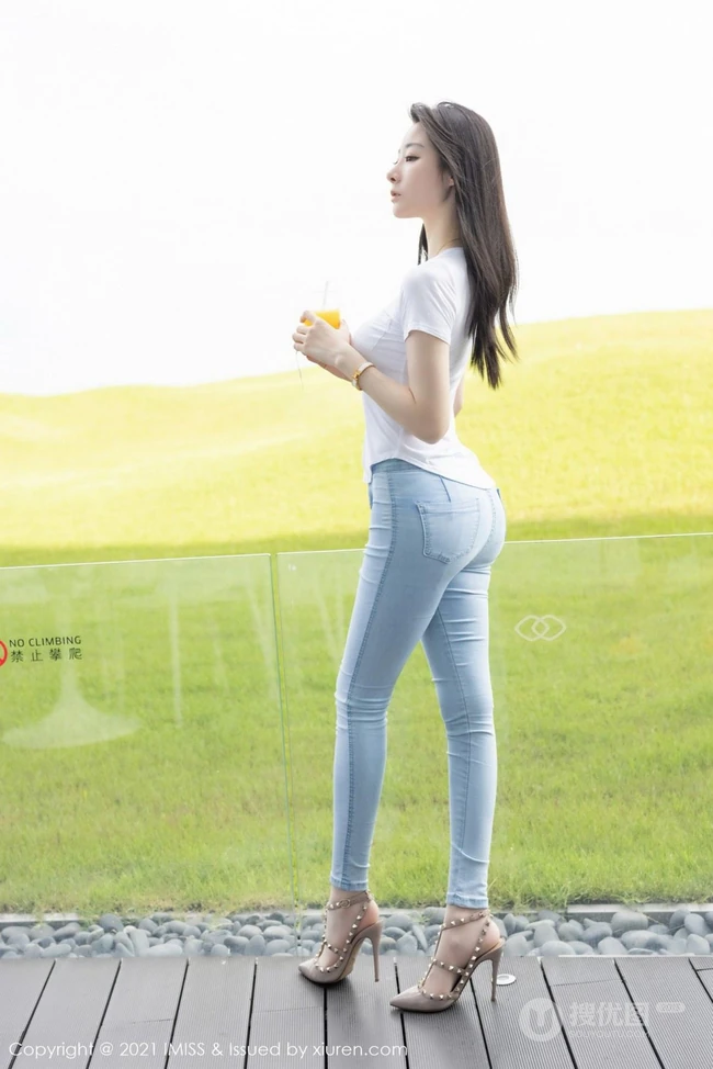 身段曼妙气质新人女生逗逗身着紧身白色T恤牛仔裤青青草原旅拍写真图集