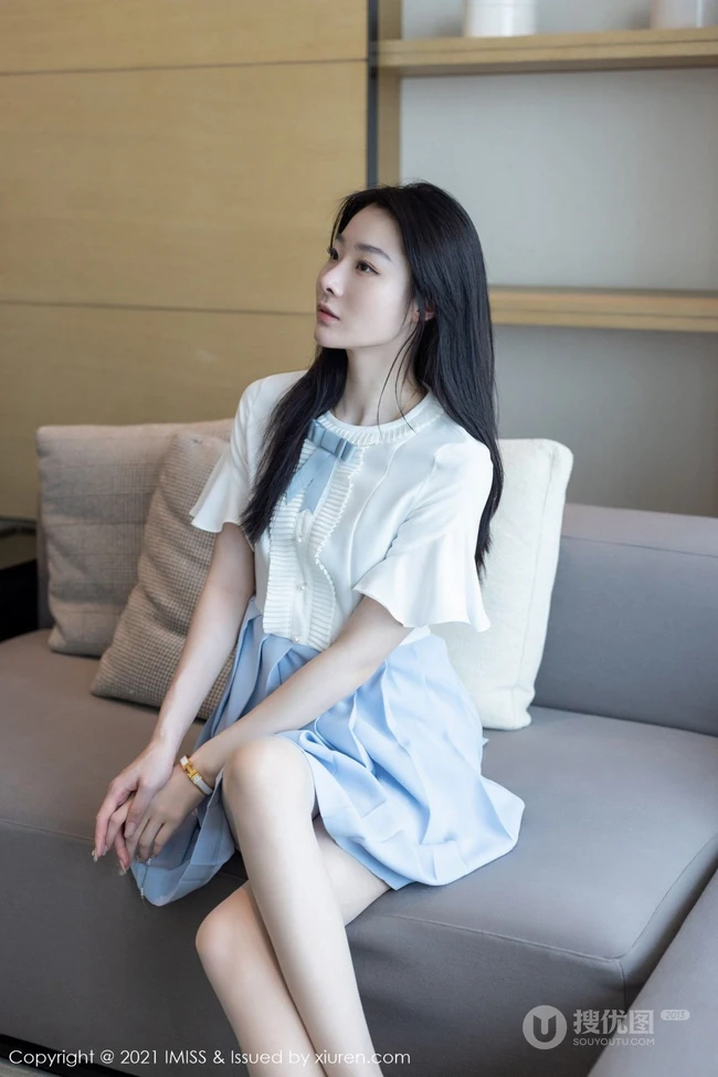 身段曼妙气质新人女生逗逗身着紧身白色T恤牛仔裤青青草原旅拍写真图集