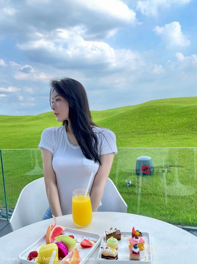 身段曼妙气质新人女生逗逗身着紧身白色T恤牛仔裤青青草原旅拍写真图集