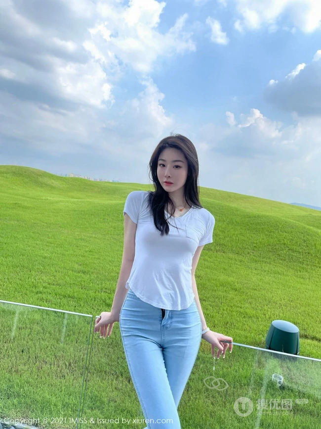 身段曼妙气质新人女生逗逗身着紧身白色T恤牛仔裤青青草原旅拍写真图集